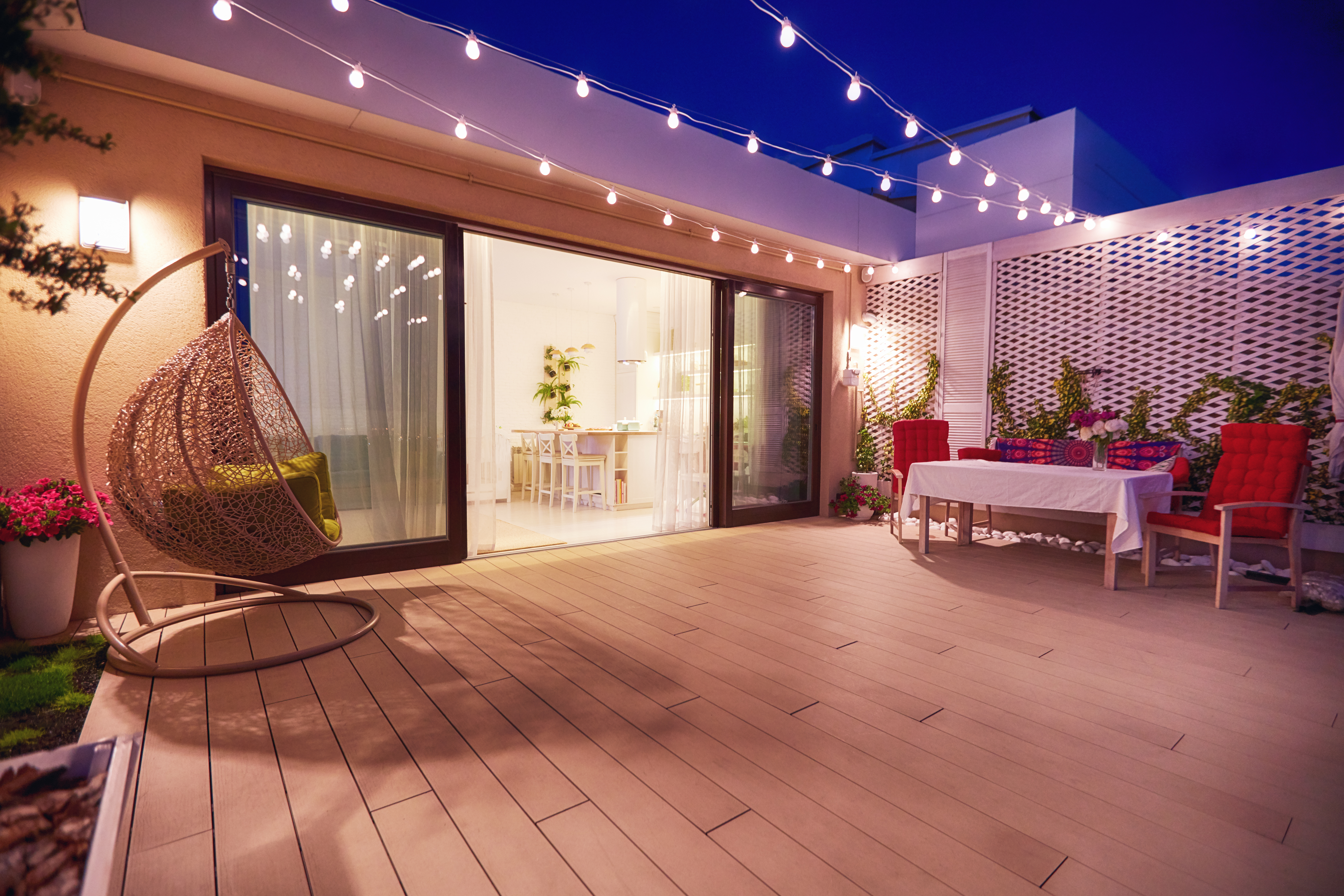 grande terrasse en bois avec lumières