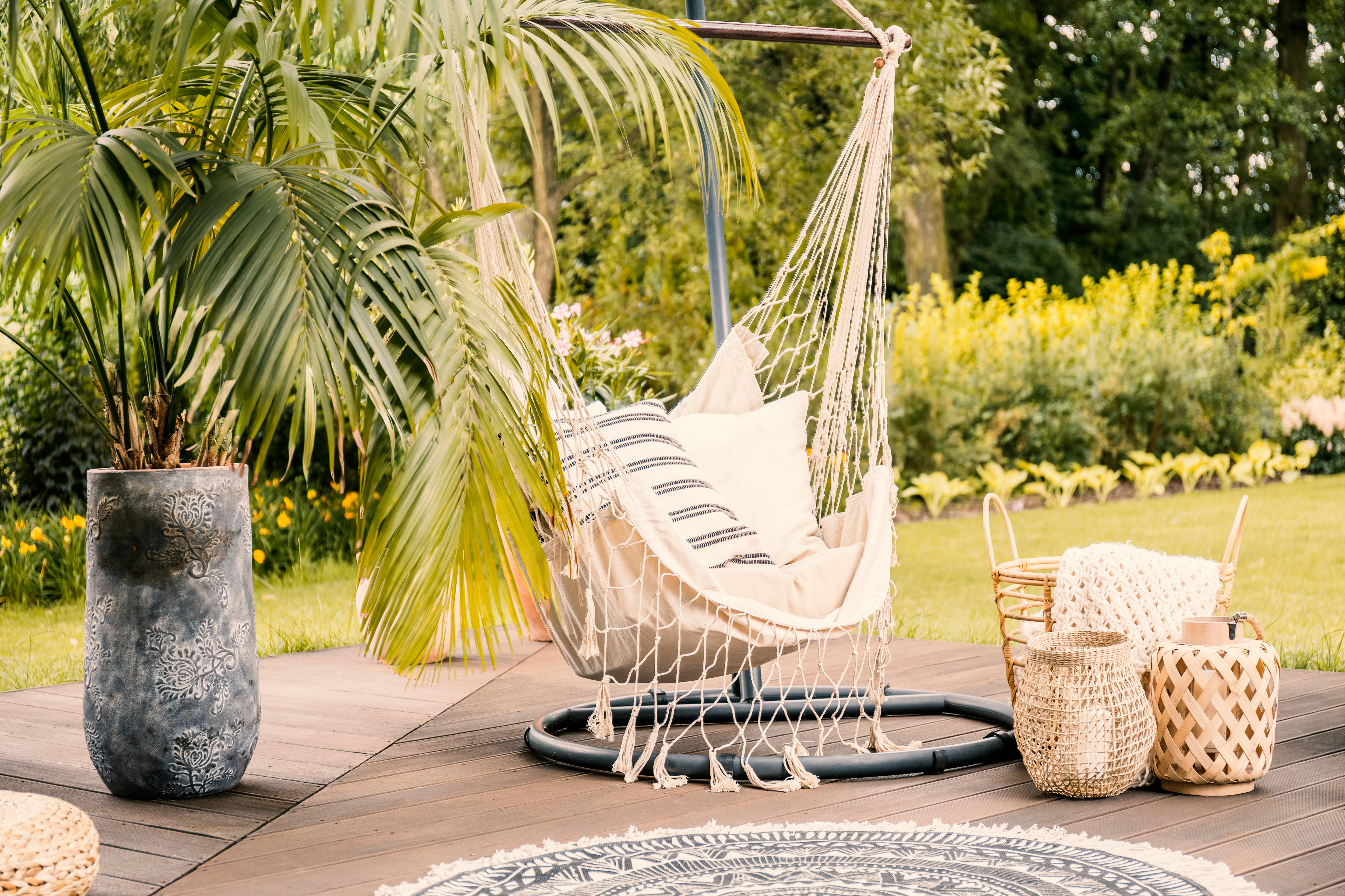 terrasse cocooning avec hamac, plantes, lanternes