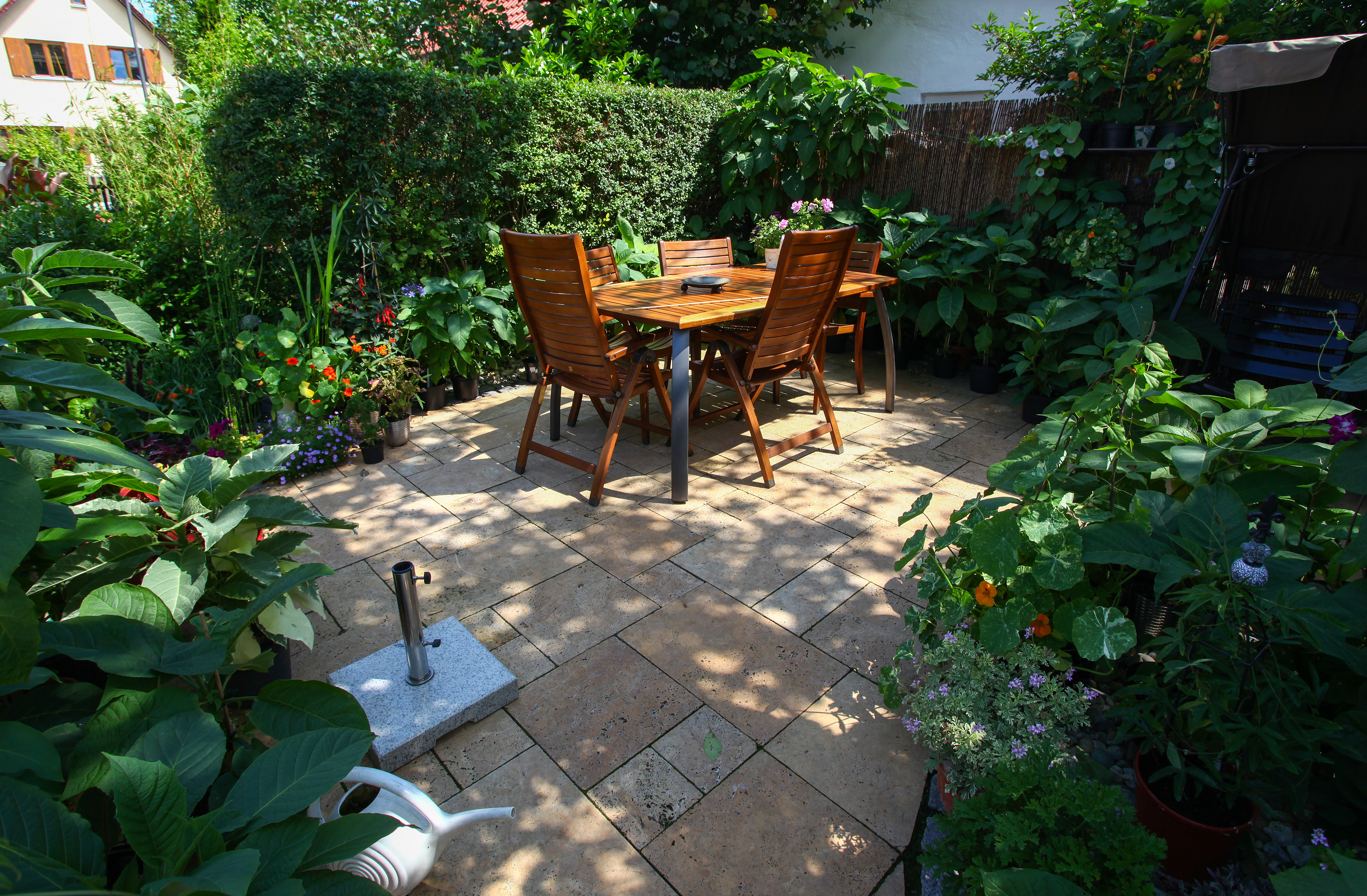 terrasse avec coin de repas et végétation