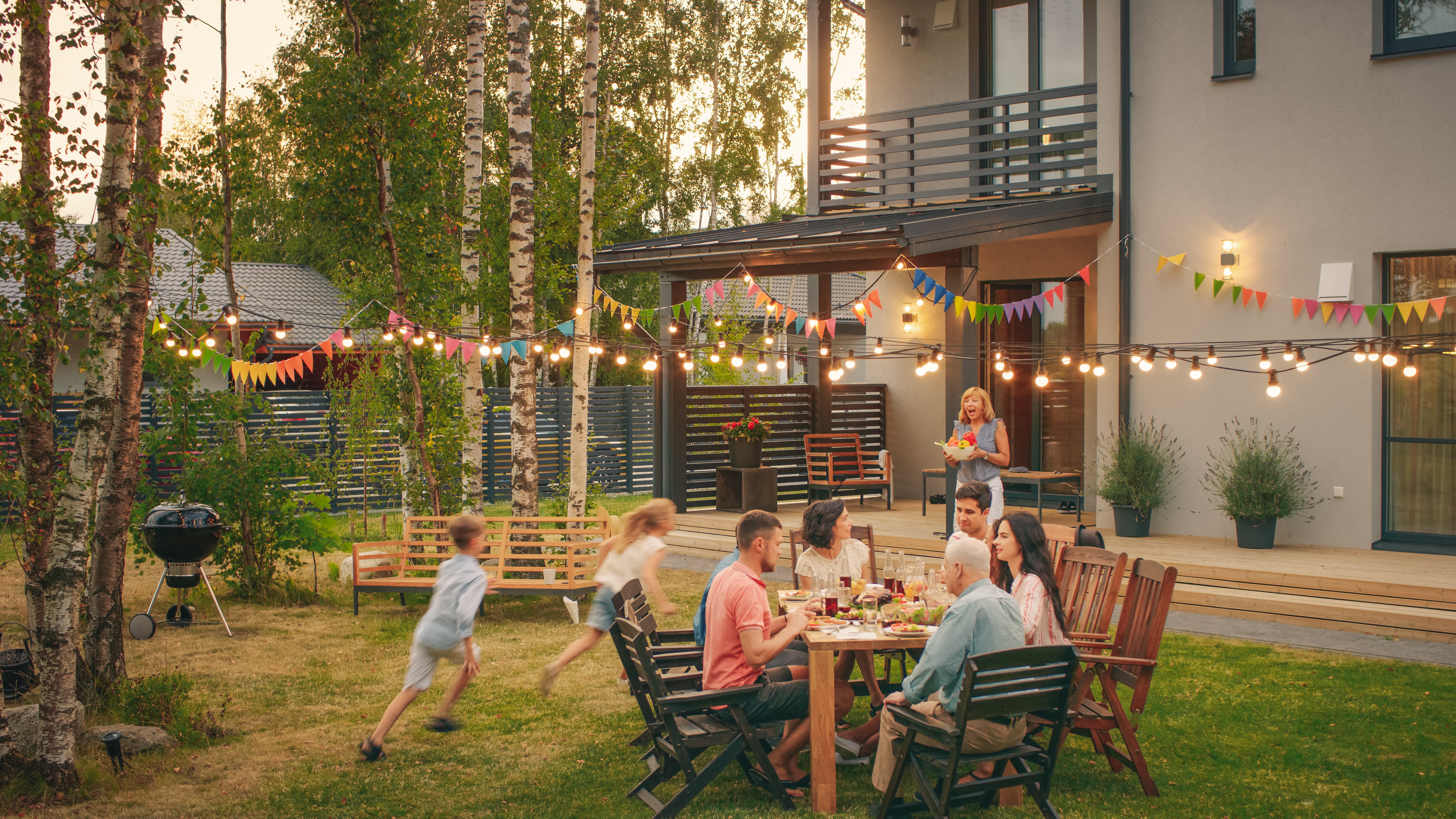 famille en train de diner avec terrasse