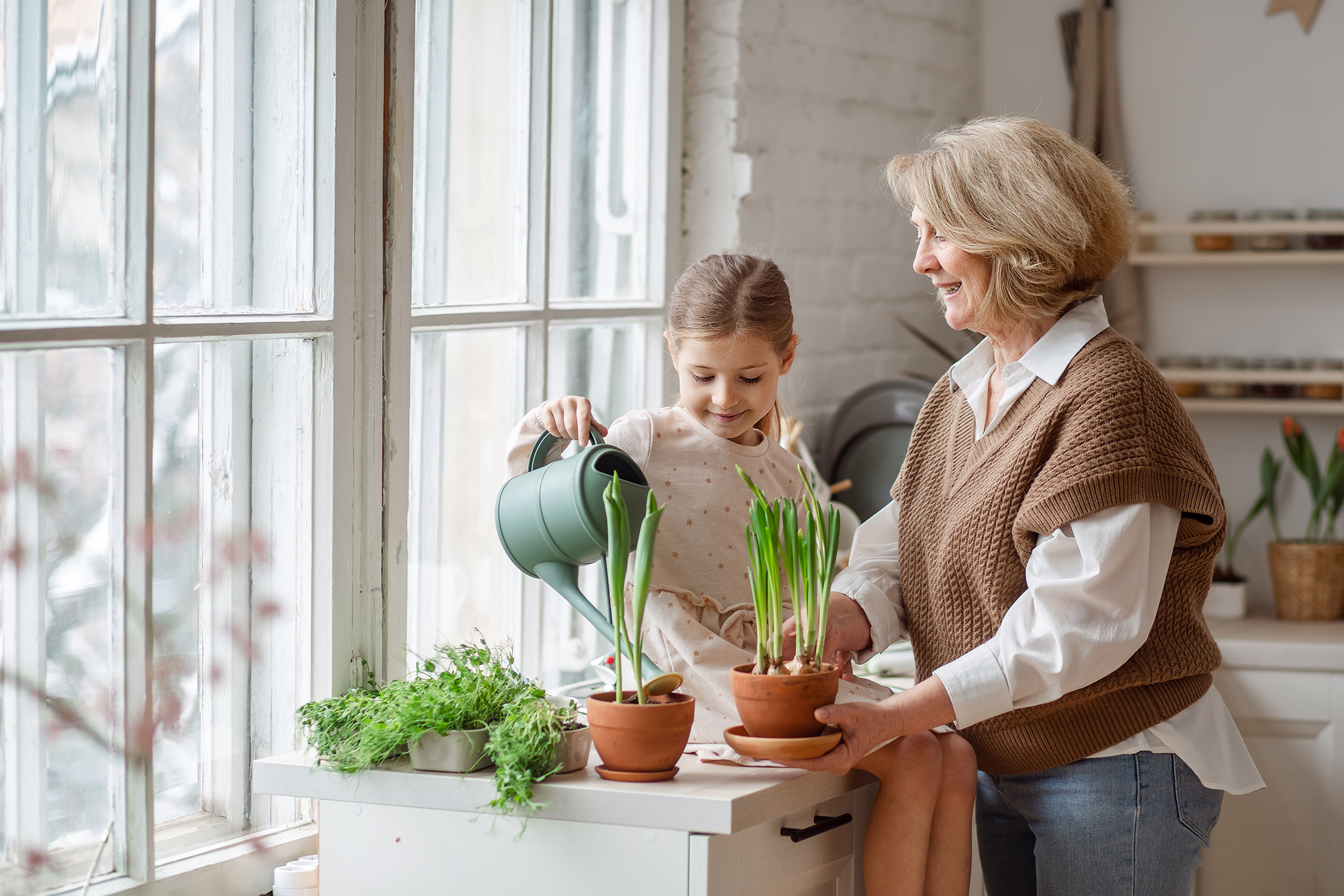 Grand mère et petite fille avec un fleurs