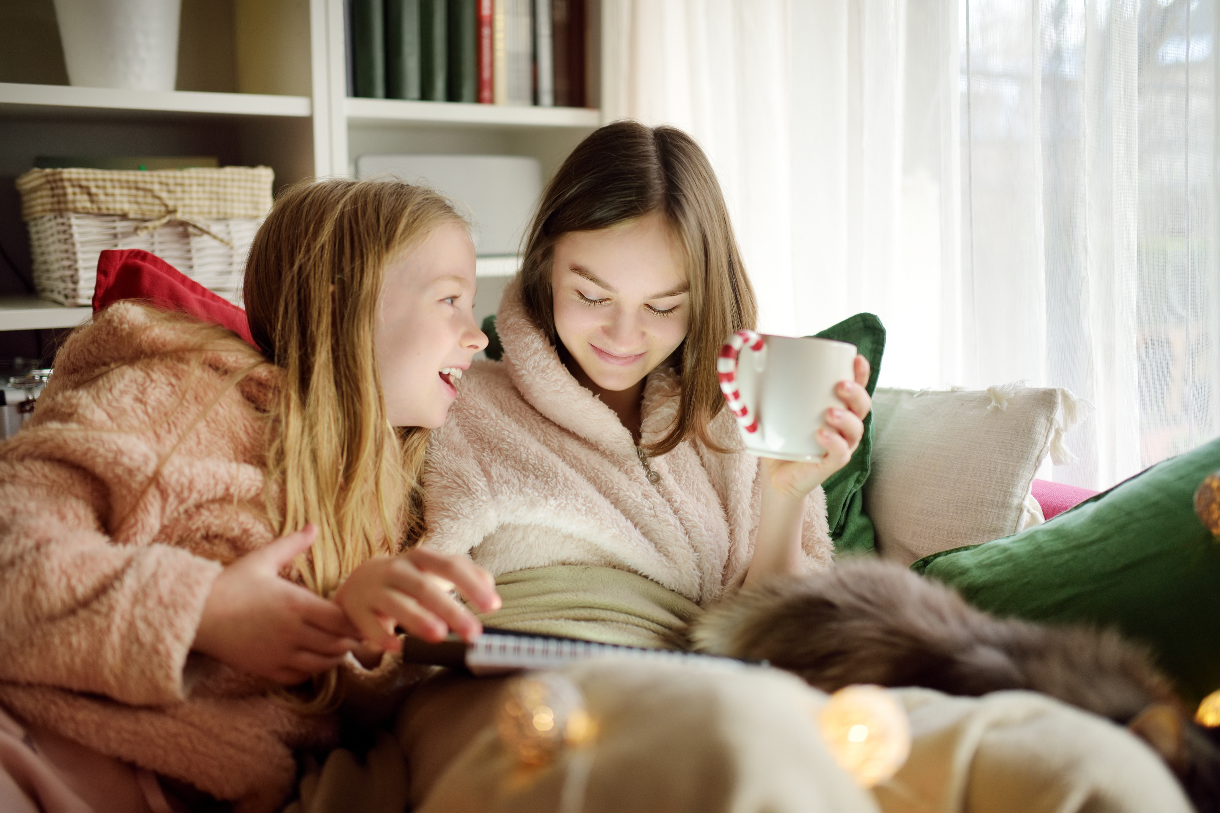 filles lisant un livre de Noël Bricopro