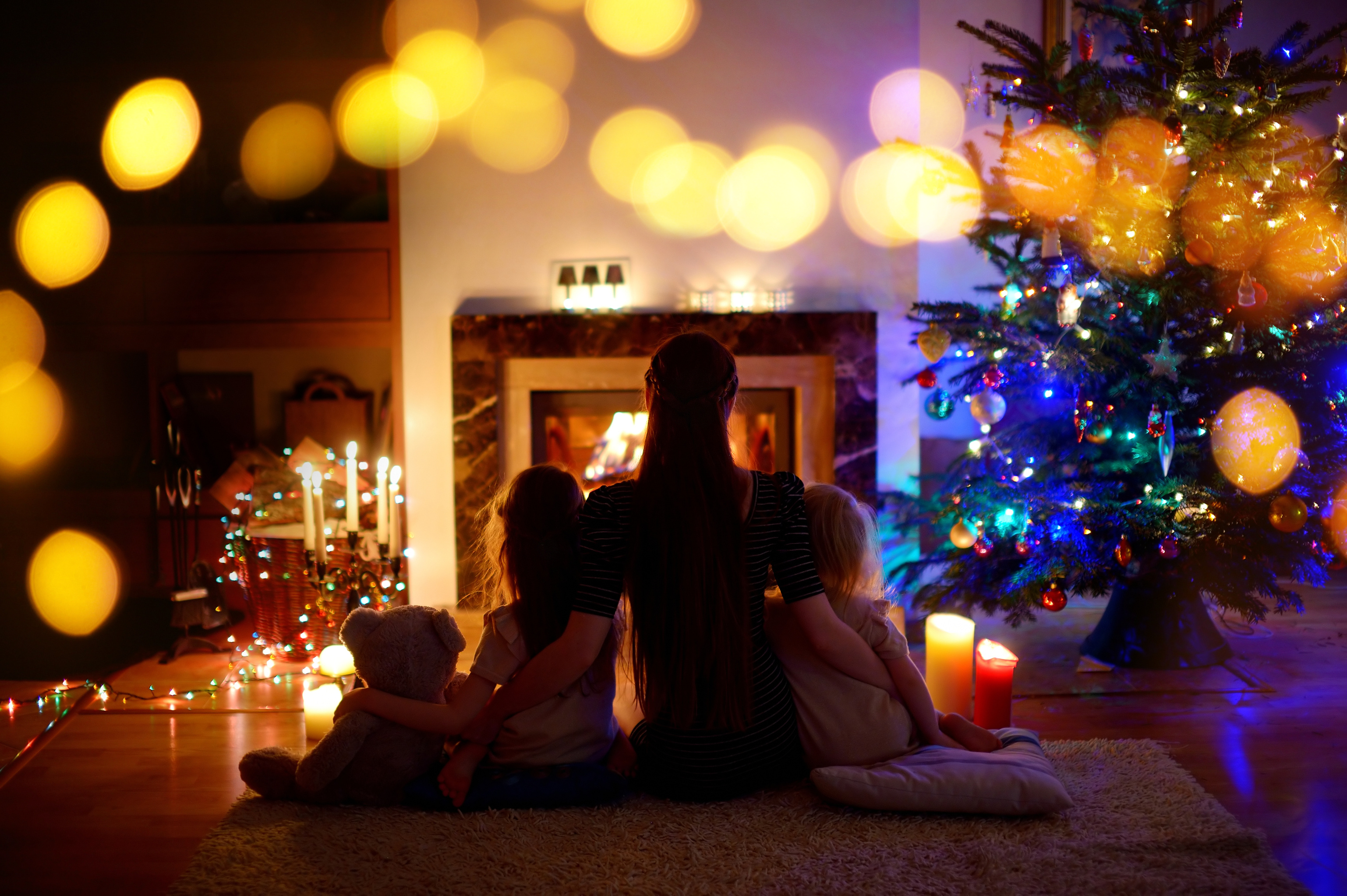 famille devant un cheminée de Noël Bricopro