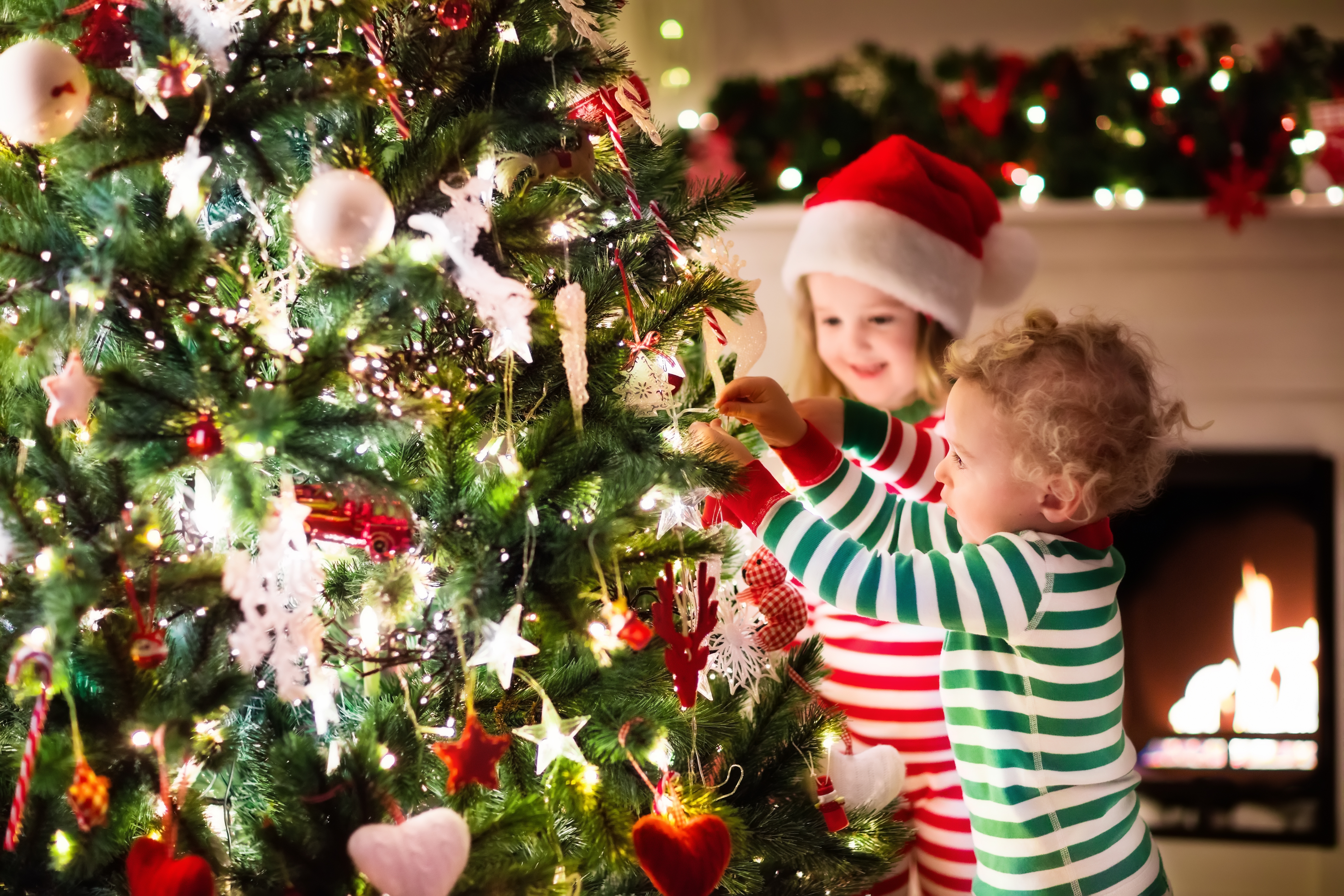 Enfants qui décorent le sapin de Noël Bricopro