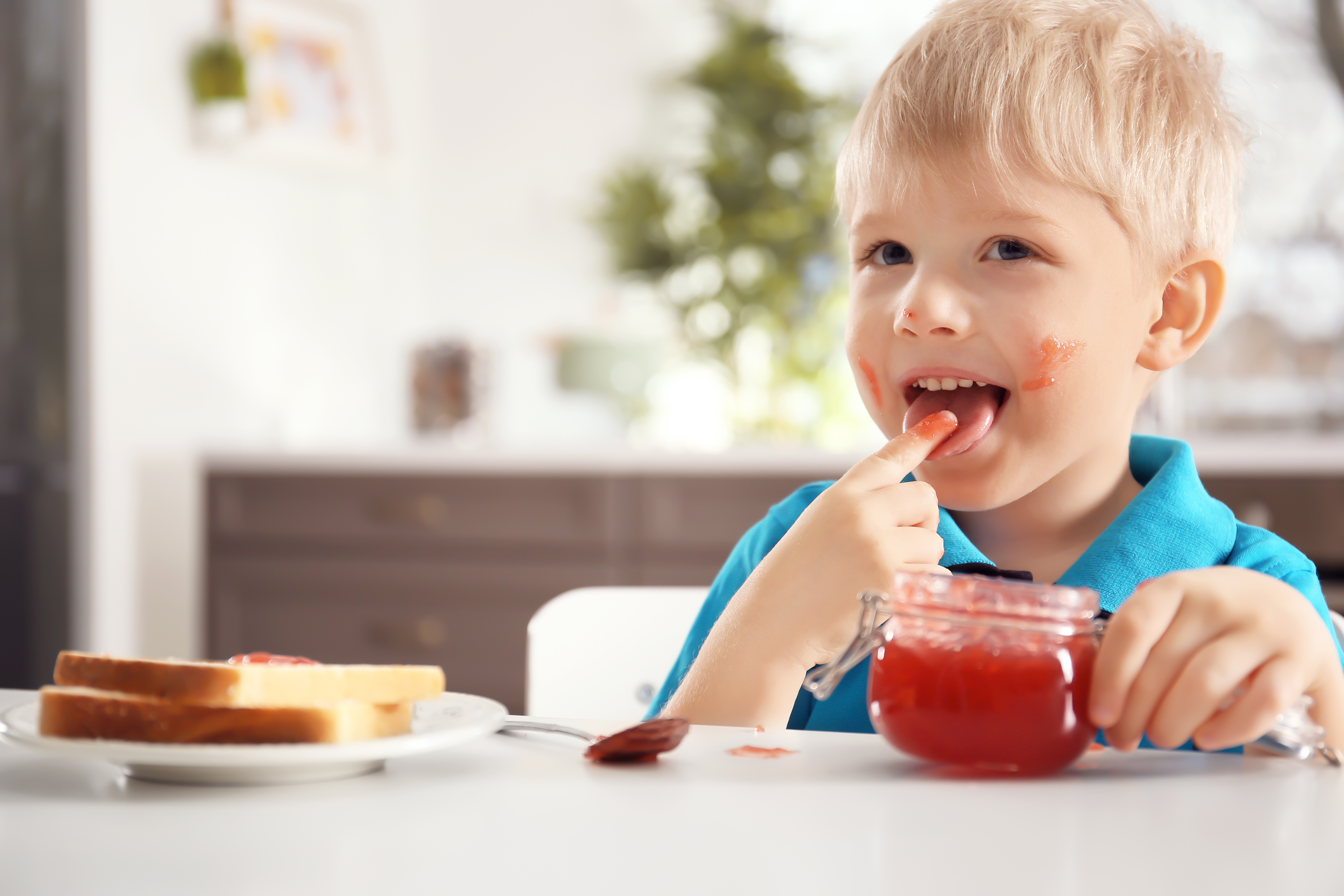 enfant qui goûte au doigt une confiture faite maison