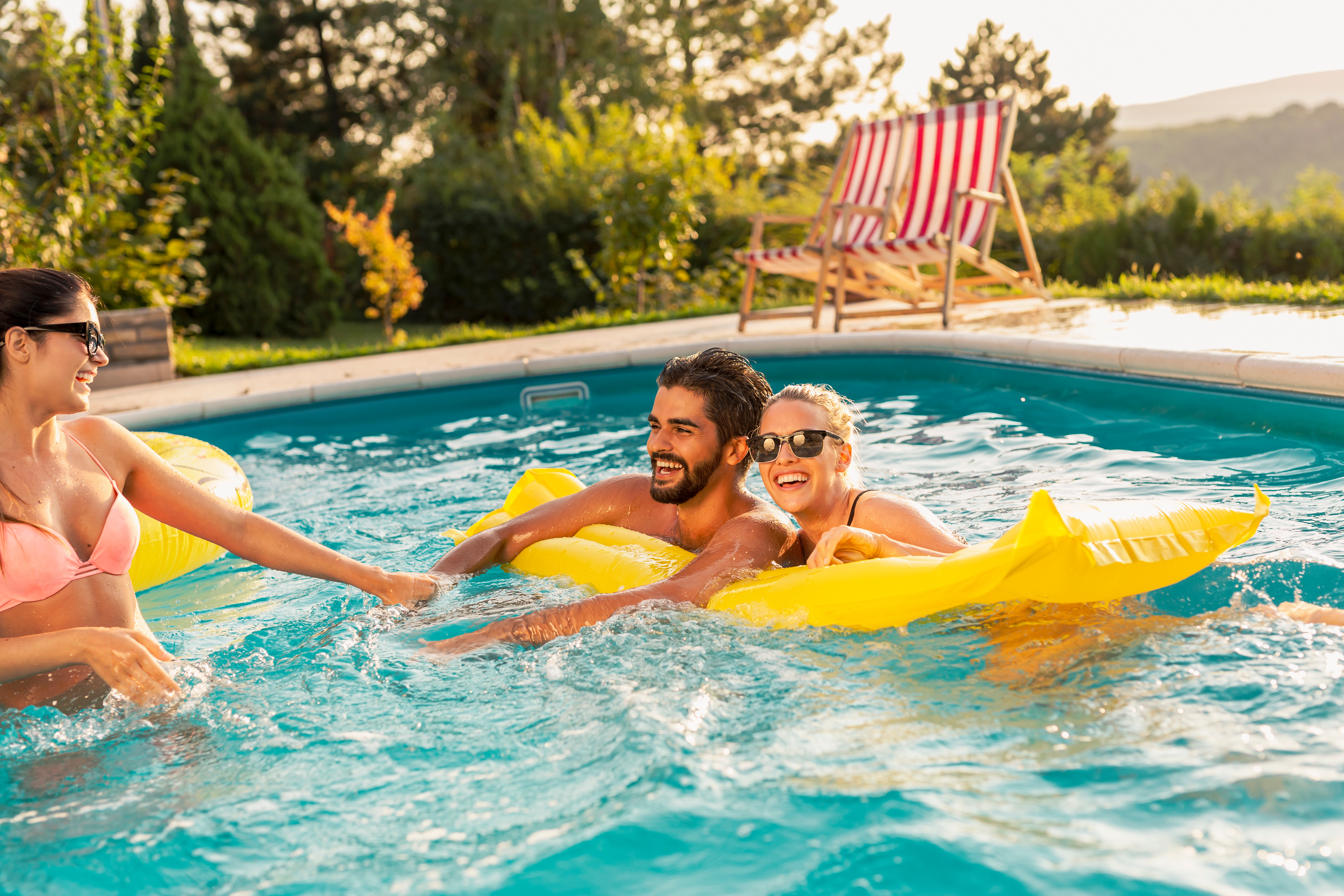 AMIS DANS UN PISCINE