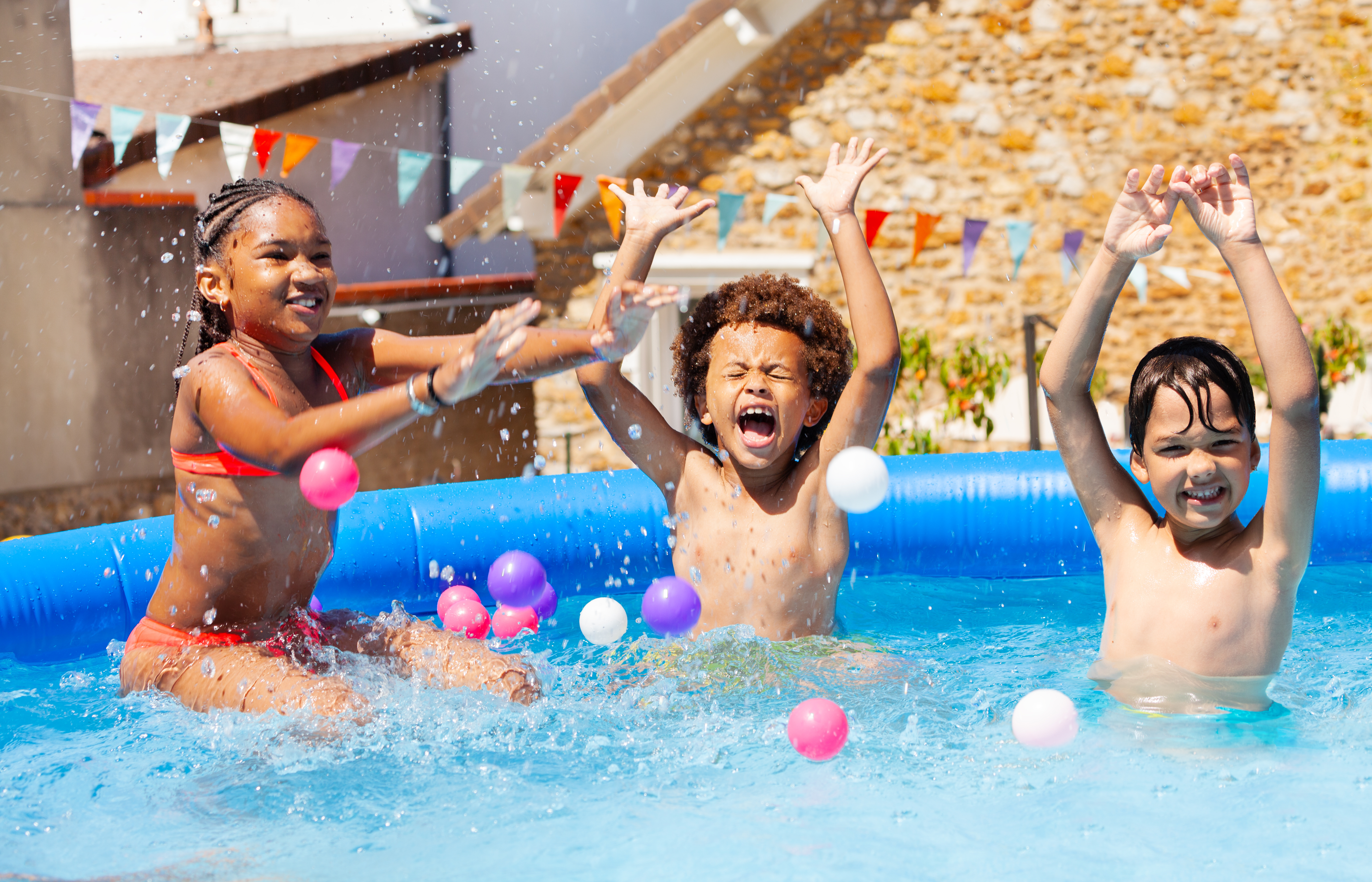 ENFANTS DANS UNE PISCINE