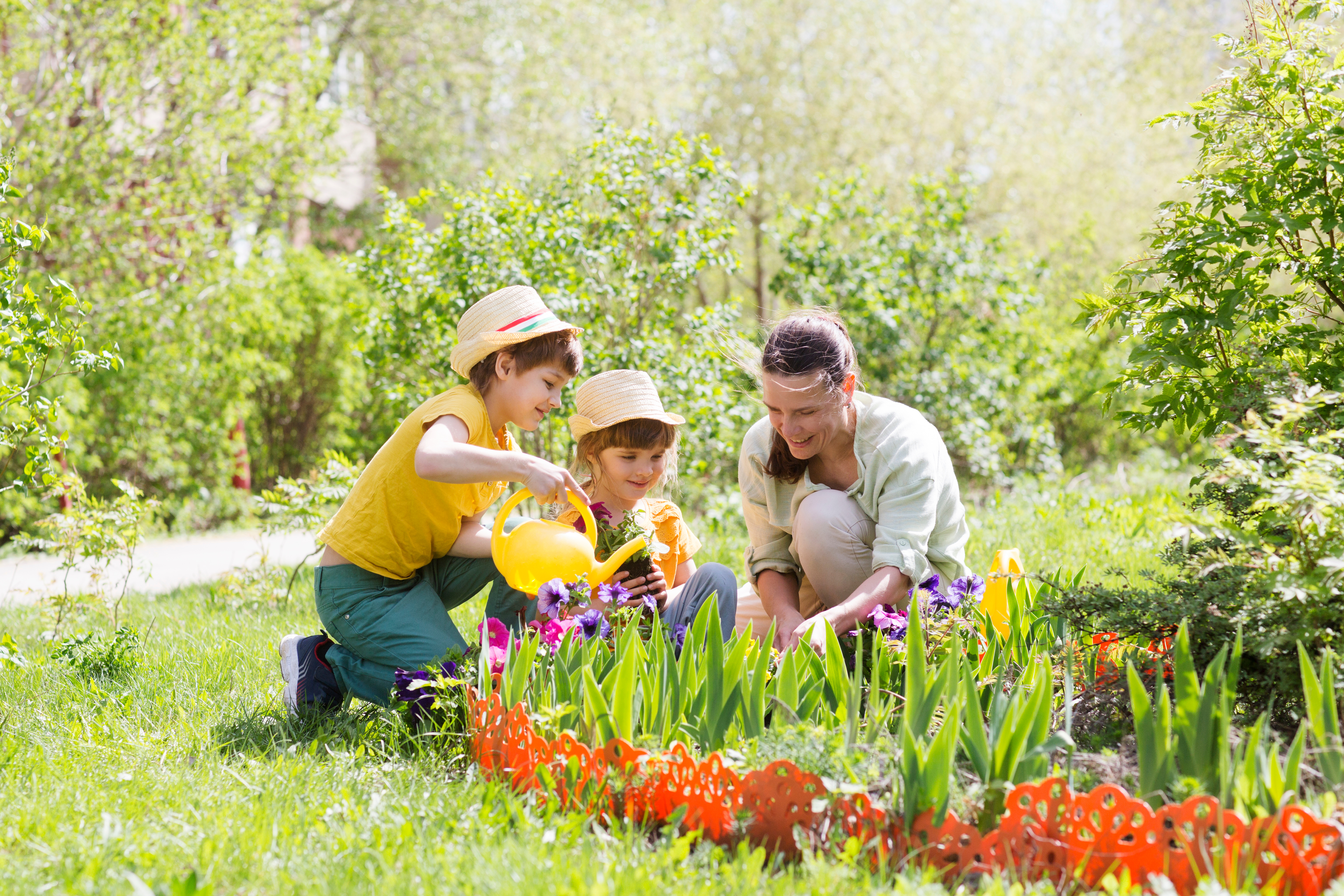 FAMILLE QUI JARDINE