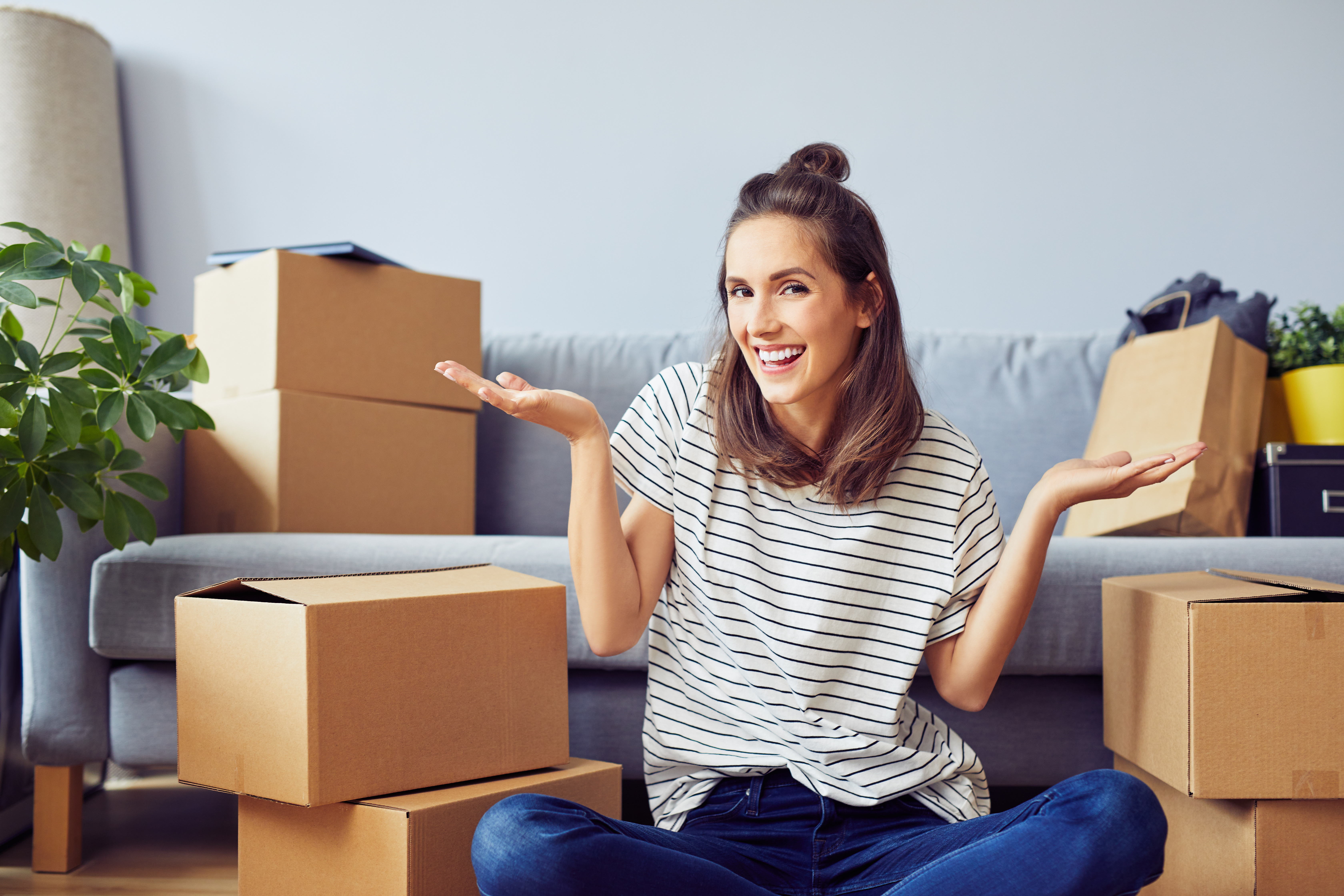 fille avec des cartons Bricopro