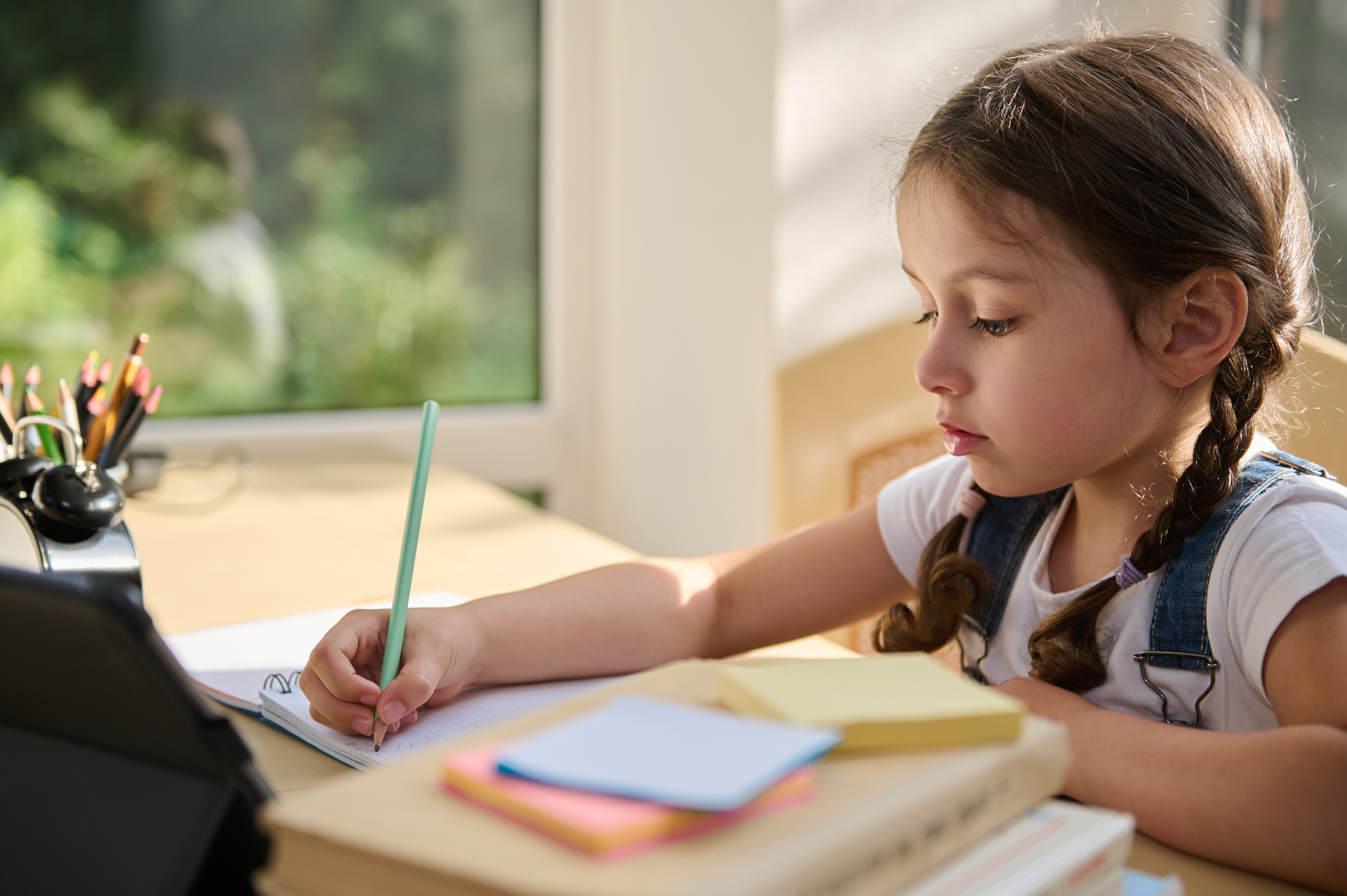 fille qui fait ses devoirs