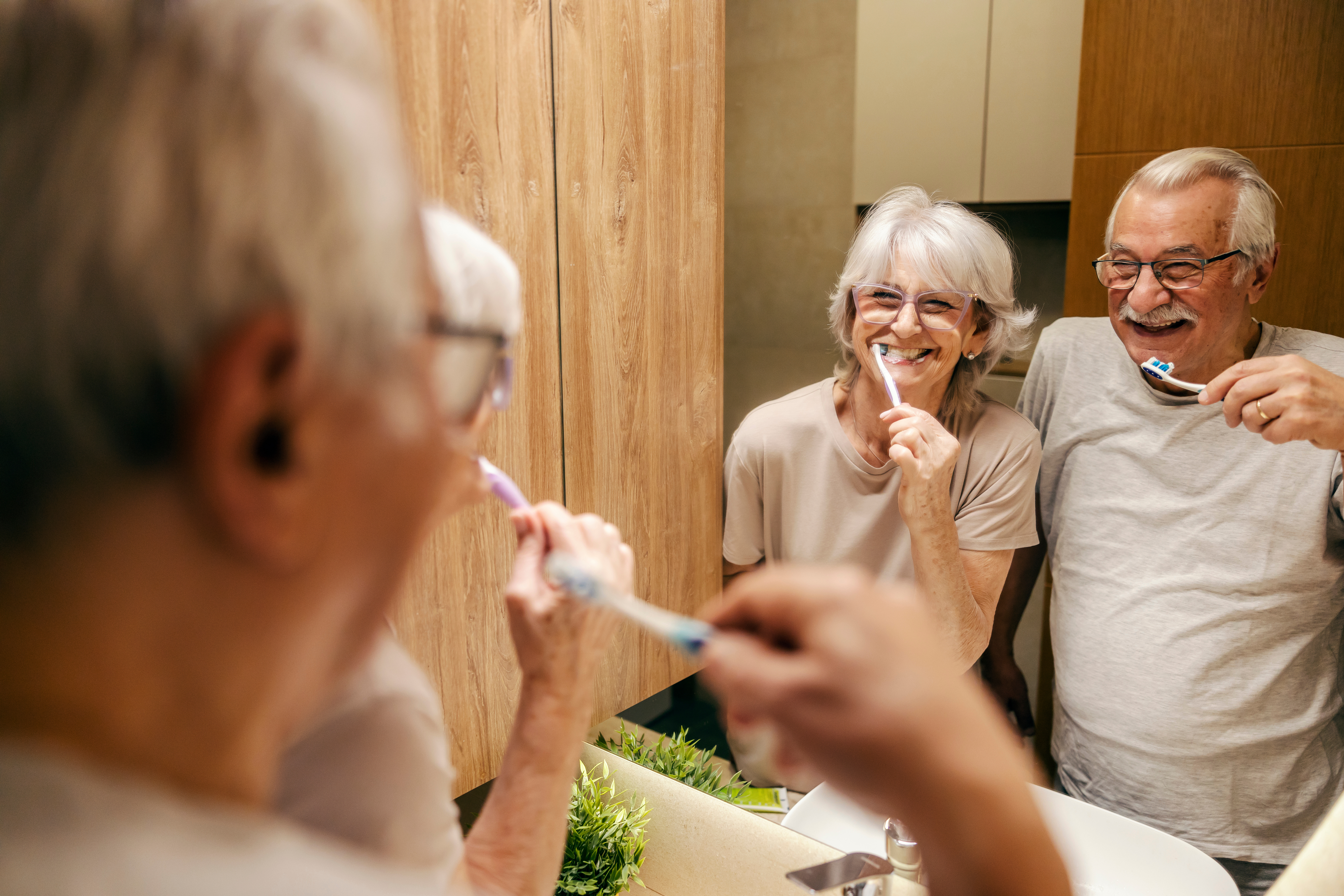 personne agées qui se lave les dents