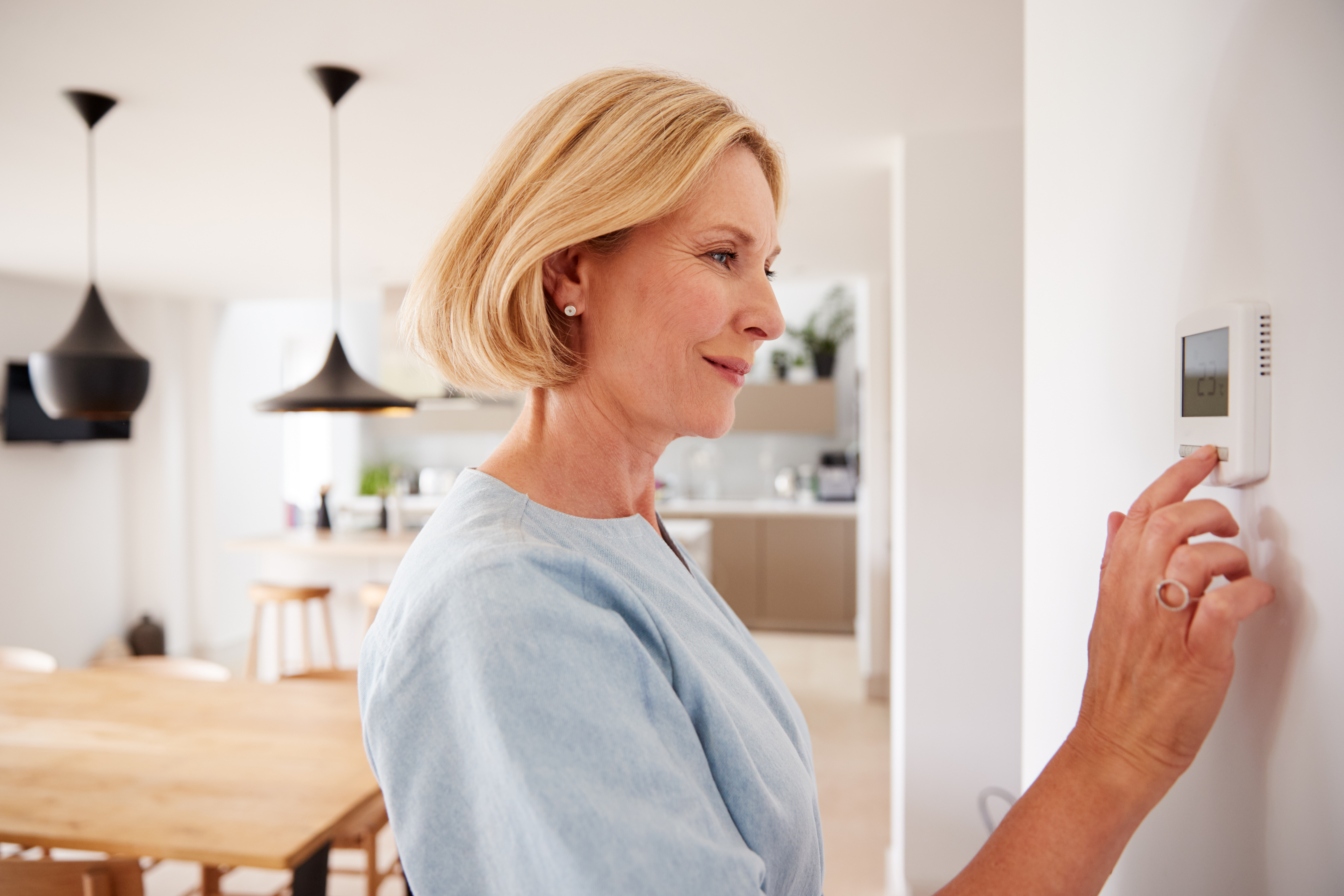 personne qui règle le thermostat