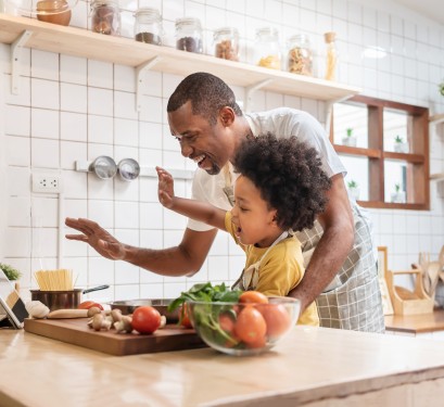 famille qui cuisine ensemble