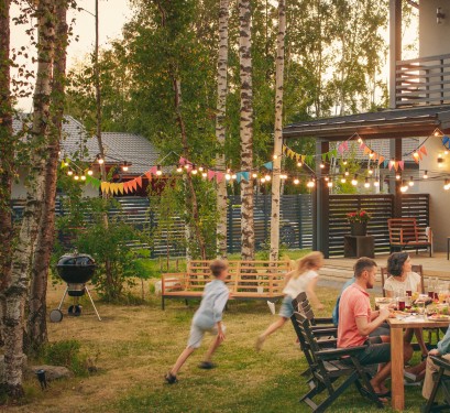 Famille réunion pour un repas autour d'une terrasse