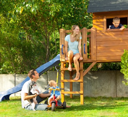 Famille en train de jouer dans une cabane