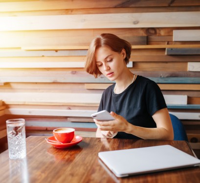 Femme dans un coin bureau