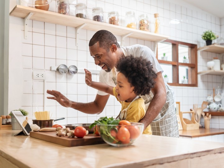 famille qui cuisine ensemble