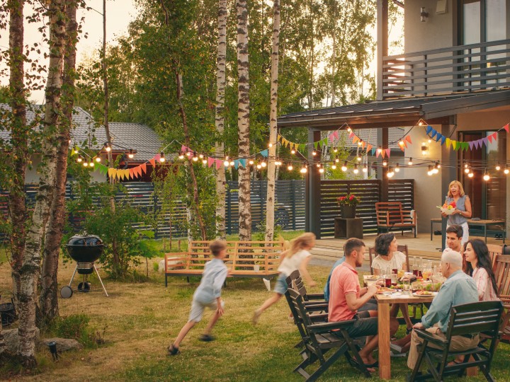 Famille réunion pour un repas autour d'une terrasse