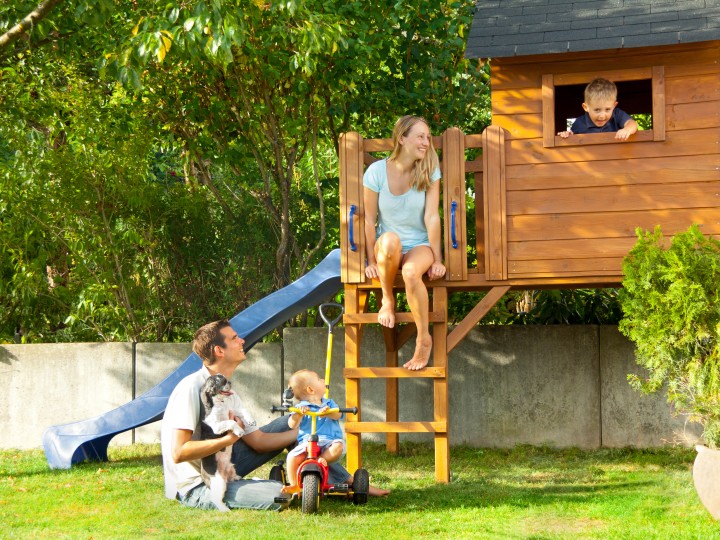 Famille en train de jouer dans une cabane