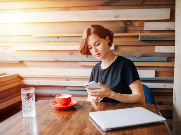 Femme dans un coin bureau