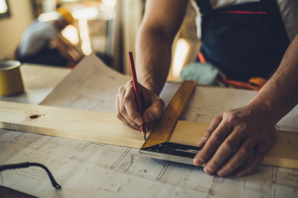 Homme en train de bricoler